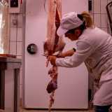 ...per estrarne le interiora. Il tutto con grande freddezza e vigore. �Mi sento un po' maschiaccia durante queste fasi - confessa la donna - ma l'importante � fare ci� che amo�